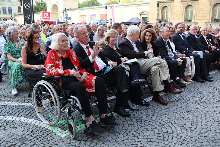 Ex-Oberbürgermeister Christian Ude mit Frau ist Stammgast seit 24 Jahren: Stimmungsvolle Atmosphäre bei Klassik am Odeonsplatz 2025 (©Foto: Martin Schmitz) 